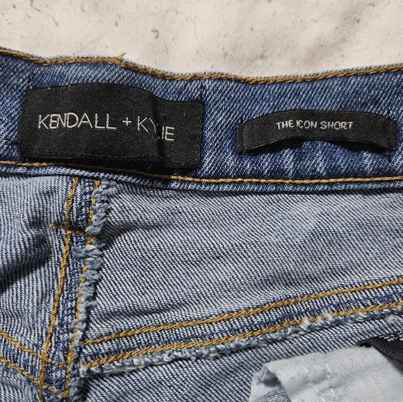 Kendall + kylie Cutoff the icon short jean shorts! - Picture 2 of 7